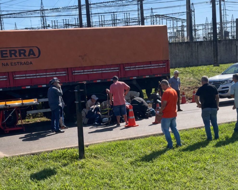 Motociclista sofre fraturas graves após acidente com carro e caminhão na PR-317, em Maringá