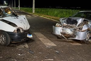 Motorista sofre fratura grave após colisão frontal entre dois carros em Paiçandu