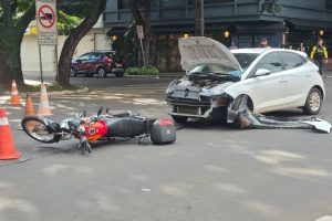 Mototaxista fica preso sob carro após grave acidente em cruzamento movimentado de Maringá