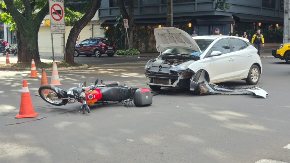 Mototaxista fica preso sob carro após grave acidente em cruzamento movimentado de Maringá