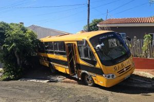 Ônibus escolar perde o freio e invade casa na região; morador escapa por um minuto