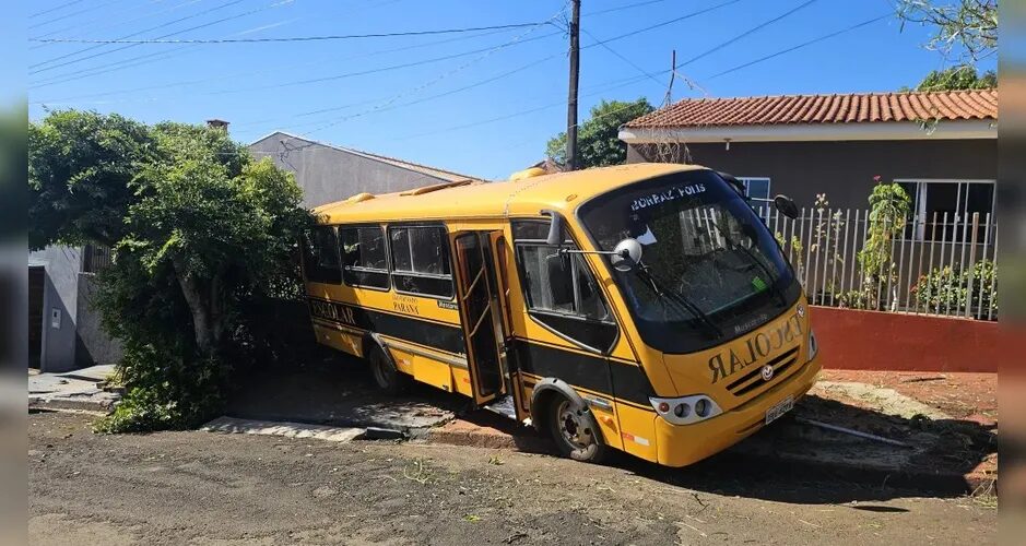 Ônibus escolar perde o freio e invade casa na região; morador escapa por um minuto