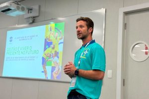 Os fisioterapeutas maringaenses Kleber Barbão e Valter Rovere participaram, nesta semana, do Workshop de Integração das Seleções Brasileiras de Futsal e Beach Soccer, promovido pela Confederação Brasileira de Futebol (CBF), na Granja Comary, em Teresópolis, RJ. O encontro reuniu 63 profissionais que integram as comissões técnicas das seleções masculinas e femininas, tanto das categorias de base quanto das equipes principais de futsal e beach soccer. O workshop teve como objetivo unificar métodos e procedimentos de trabalho, além de promover debates técnicos e a troca de experiências entre os profissionais que atuam diariamente nas seleções brasileiras. Referência nacional na fisioterapia esportiva, Kleber Barbão integra a comissão técnica da Seleção Brasileira Principal de Futsal desde 2013, participando de importantes conquistas da modalidade ao longo da última década. Já Valter Rovere é o fisioterapeuta responsável pela Seleção Brasileira Masculina Sub-20 de Futsal, acompanhando o desenvolvimento das principais promessas do esporte no país. Além do trabalho junto à CBF, os dois profissionais são maringaenses e fazem parte da equipe da Clinisport Prime, empresa referência em reabilitação, fisioterapia e performance esportiva. Ambos também acumulam passagens por importantes equipes do futsal e do futebol de campo brasileiro, além de atendimento pontual a atletas de alto nível, consolidando suas trajetórias no esporte de alto rendimento. Para Kleber Barbão, momentos como esse fortalecem ainda mais o trabalho realizado dentro das seleções e trazem aprendizados para o dia a dia. "É uma oportunidade muito importante para alinharmos processos, compartilharmos experiências e discutirmos a evolução da nossa área. Cada profissional traz uma vivência diferente e isso enriquece o trabalho de todos. Ao mesmo tempo em que aprendemos, também temos a oportunidade de transmitir um pouco da experiência acumulada ao longo dos anos dentro da Seleção Brasileira e de outros trabalhos. Além, claro, de trazer mais aprendizados para nossos atendimentos no dia a dia", destacou. Valter Rovere também ressaltou a importância da integração entre os profissionais que atuam nas diferentes categorias. "Esses encontros aproximam as comissões técnicas e permitem que exista uma continuidade metodológica entre as categorias de base e a seleção principal. Além disso, poder dividir experiências, discutir casos e conhecer diferentes formas de atuação contribui diretamente para a evolução profissional de todos nós", afirmou. A programação do Workshop de Integração do Futsal e Beach Soccer contou ainda com um tour pelas instalações da Granja Comary e momentos de interação entre os profissionais das modalidades e integrantes das comissões técnicas das seleções brasileiras de futebol de campo, ampliando a troca de conhecimento entre diferentes áreas do esporte de alto rendimento. A presença de dois profissionais maringaenses em um encontro estratégico da CBF reforça a qualidade dos especialistas formados e atuantes na cidade e região, levando o nome de Maringá ao cenário nacional e contribuindo diretamente para o desenvolvimento das seleções brasileiras.