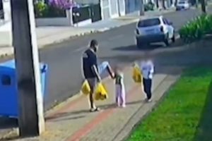 Pai que chutou filha de três anos é preso: "Ela estava chorando"