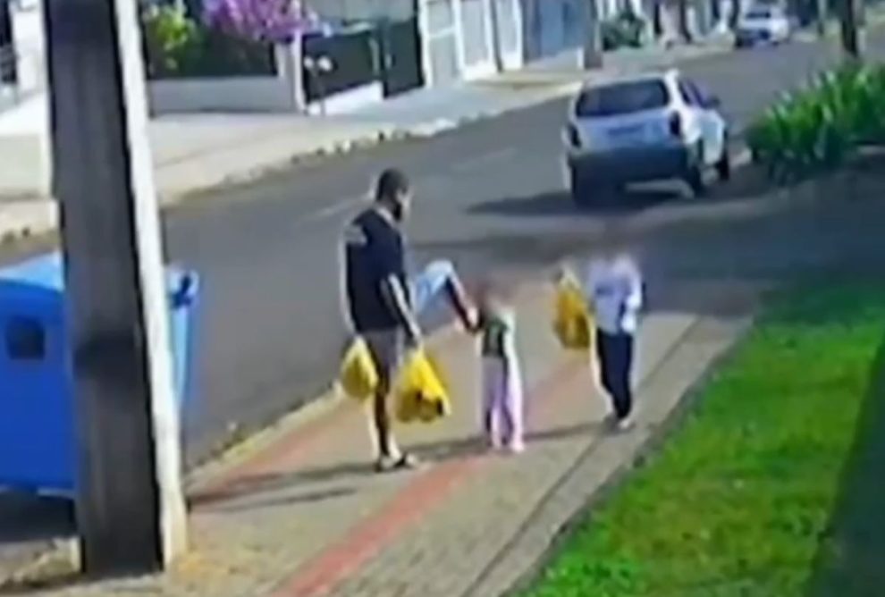 Pai que chutou filha de três anos é preso: "Ela estava chorando"