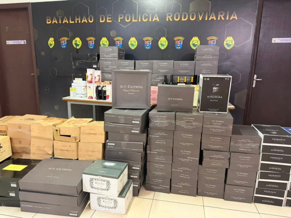Polícia apreende mais de R$ 150 mil em vinhos contrabandeados da Argentina na PR-317, em Floresta