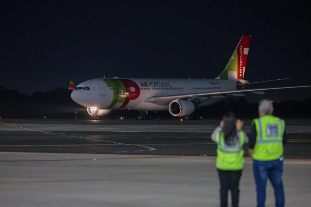Primeiros passageiros vindos de voo direto de Portugal desembarcam no Paraná