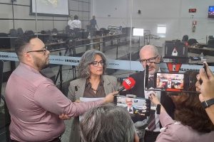 Professora Ana Lúcia sugeriu que assessor fosse "funcionário fantasma"