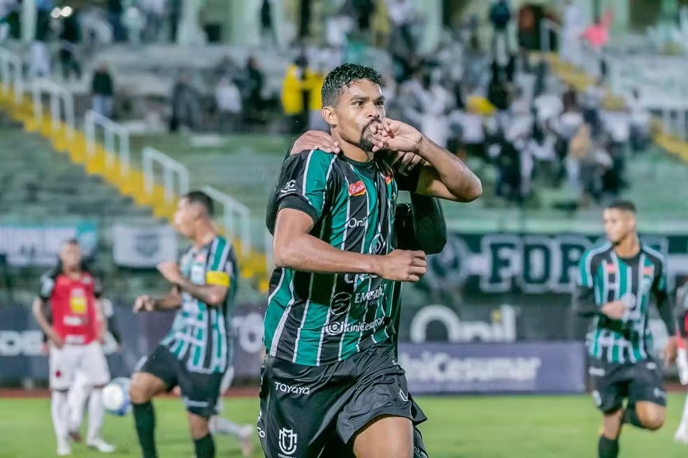 Ronald Carvalho, do Maringá FC, sofre entorse no joelho e fica três semanas fora de combate