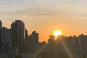 Tempo firme e temperaturas mais elevadas marcam a quinta-feira, 16, em Maringá e no Paraná
