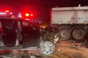 Uma pessoa morre e duas ficam feridas em grave acidente entre caminhonete e carreta no Contorno Sul de Marialva