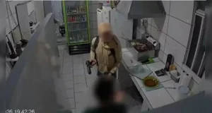 Vídeo: Homem que espancou atendente durante assalto é morto em troca de tiros com a polícia no PR