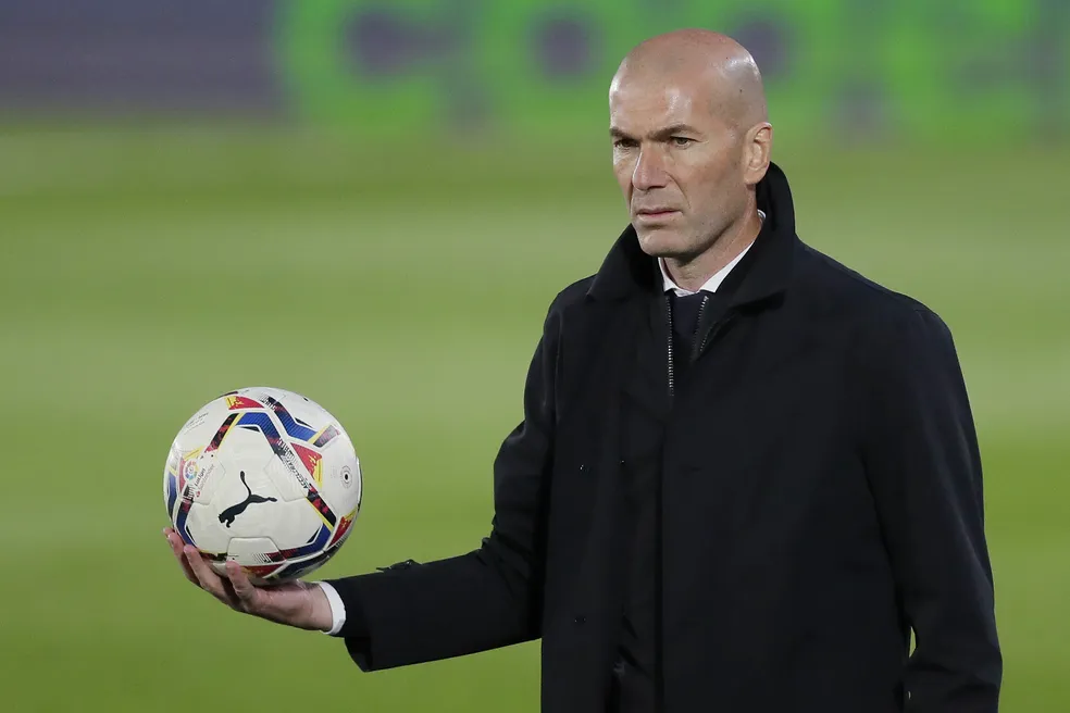 Zidane vai dirigir a França, ganhando menos que técnicos de clubes no Brasil