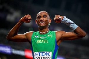 Alison dos Santos faz história e quebra recorde mundial nos 400 metros com barreiras