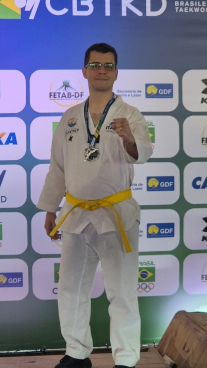 Aos 42 anos, maringaense transforma sonho de infância em medalha de prata no Taekwondo