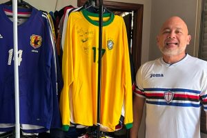 Colecionador de Maringá tem quase 4 mil camisetas oficiais de times de futebol: "é minha terapia"