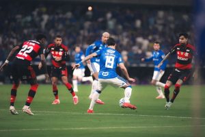 Cruzeiro vence o Flamengo no último lance e dá folga ao Palmeiras na liderança