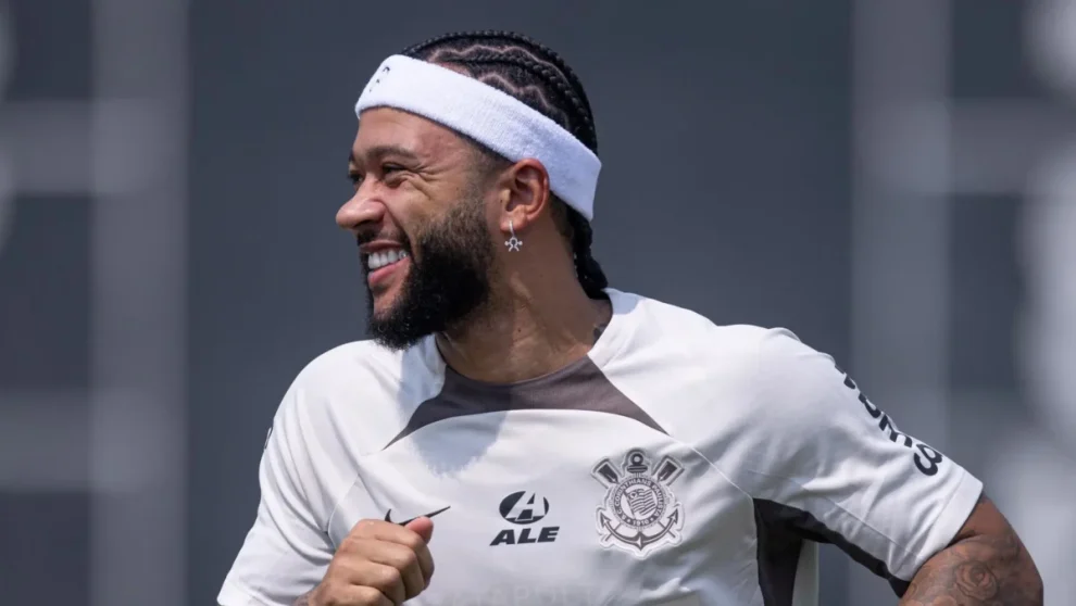 Memphis renova com o Corinthians, mas exigências contratuais cria clima tenso no clube