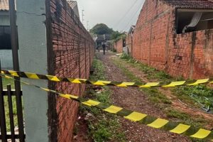 Ataque armado deixa mãe e suspeito mortos e jovem ferido em residência na manhã desta quarta-feira