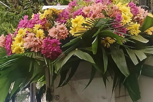 Coroa de flores aparece abandonada em avenida movimentada de Maringá e intriga quem passa pelo local