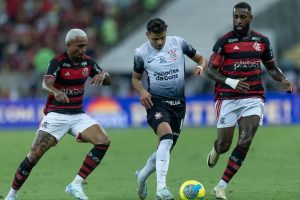 Flamengo vence Corinthians e fecha rodada de volta à liderança