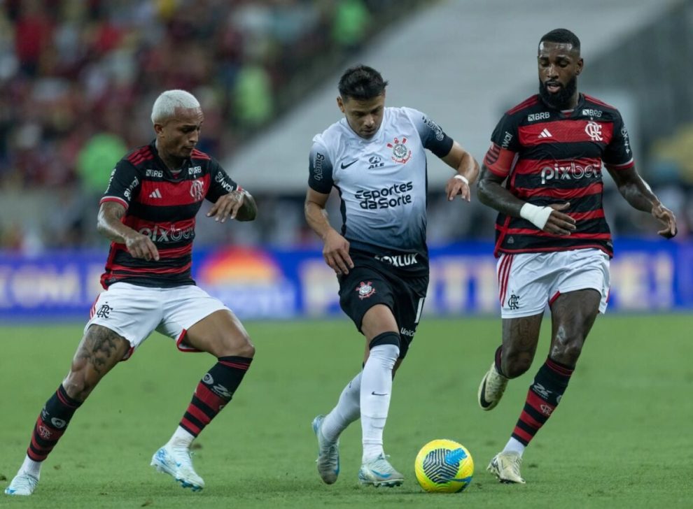 Flamengo vence Corinthians e fecha rodada de volta à liderança