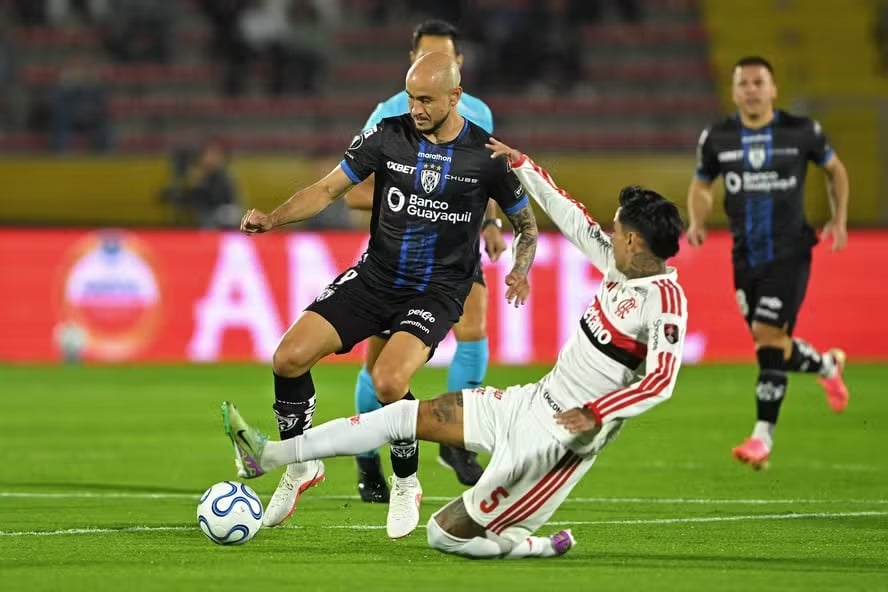 Flamengo vence na altitude e fica perto da semifinal da Libertadores