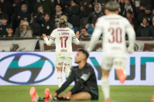 Fluminense avança à semifinal da Libertadores após confusão generalizada na Argentina