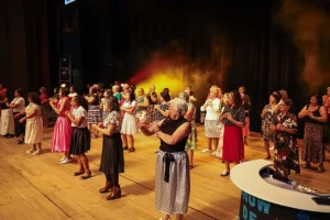 Idosos apresentam talentos em espetáculo no Teatro Calil Haddad