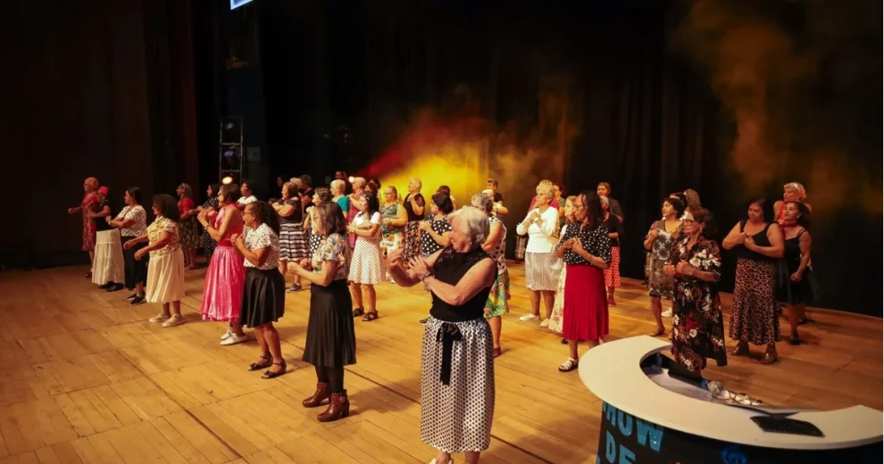 Idosos apresentam talentos em espetáculo no Teatro Calil Haddad