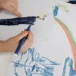 Mãe fica irritada com desenho na parede e agride filha de 3 anos