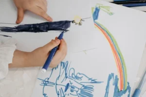 Mãe fica irritada com desenho na parede e agride filha de 3 anos
