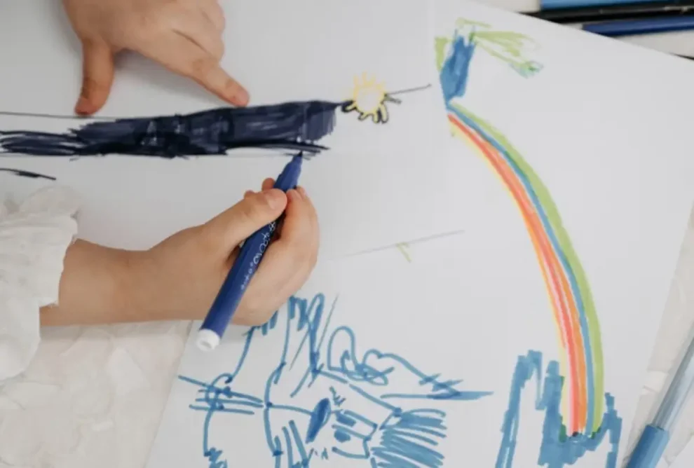 Mãe fica irritada com desenho na parede e agride filha de 3 anos