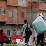 Pobreza na Argentina volta a subir em 2026 e atinge 32,3% da população, aponta Indec