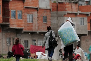 Pobreza na Argentina volta a subir em 2026 e atinge 32,3% da população, aponta Indec