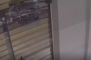 Vídeo mostra Ram atingindo carro de luxo estacionado em Maringá; motorista fugiu do local