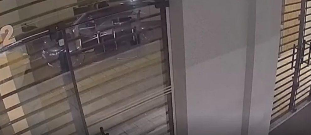 Vídeo mostra Ram atingindo carro de luxo estacionado em Maringá; motorista fugiu do local