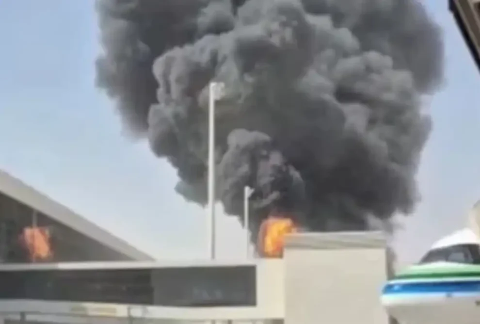 Ataque a aeroporto deixa 12 mortos e mais de 300 feridos