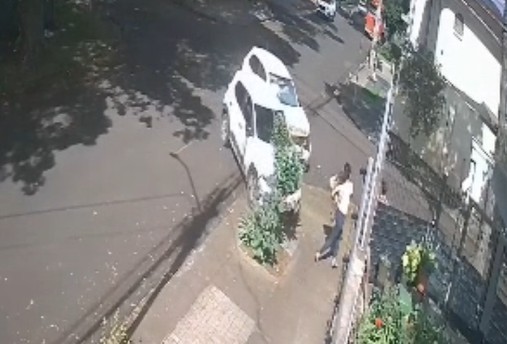 Carros batem em cruzamento e atropelam pedestre em Maringá