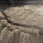 Cataratas do Iguaçu atingem maior vazão do ano e passarela principal é interditada