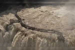 Cataratas do Iguaçu atingem maior vazão do ano e passarela principal é interditada