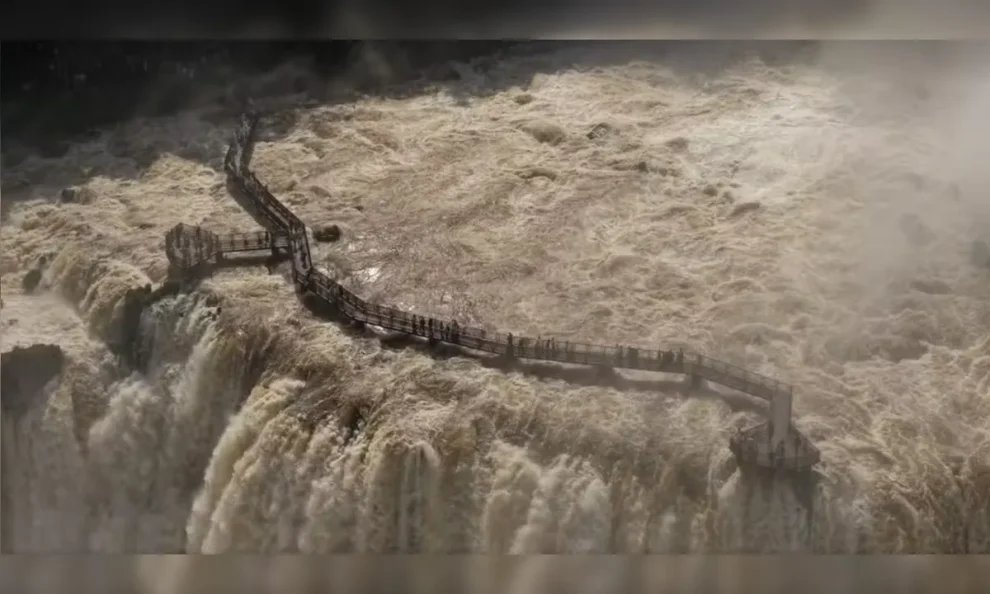 Cataratas do Iguaçu atingem maior vazão do ano e passarela principal é interditada