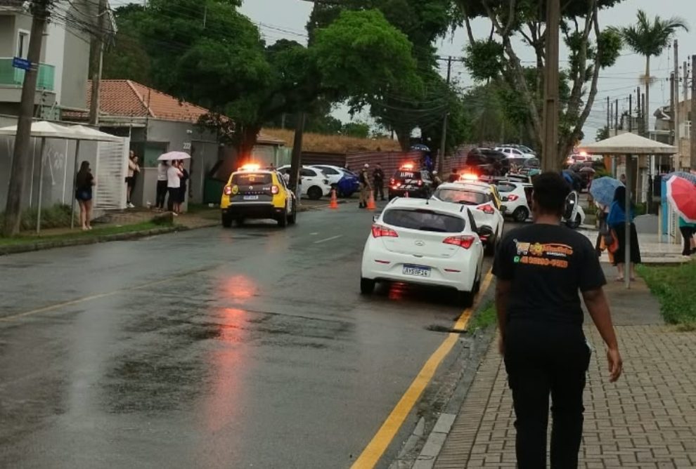 Homem armado invade CMEI em Curitiba e faz 25 reféns