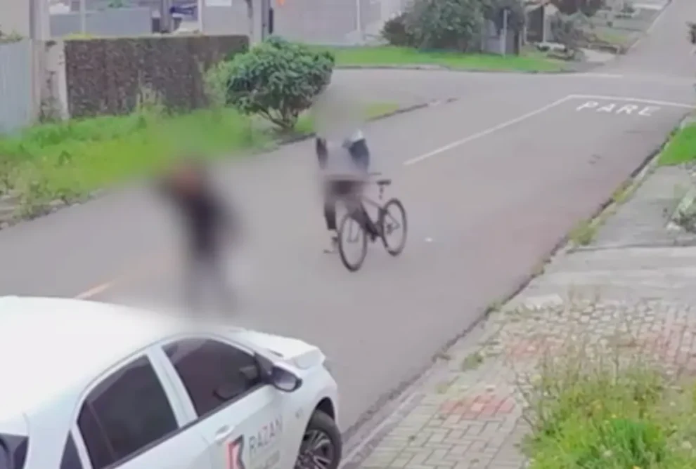 Homem toca em parte íntima enquanto segue jovem em Curitiba