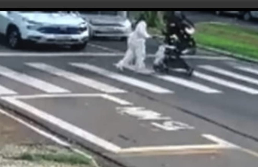 Mãe e bebê no carrinho quase são atropeladas na faixa de pedestre em Maringá