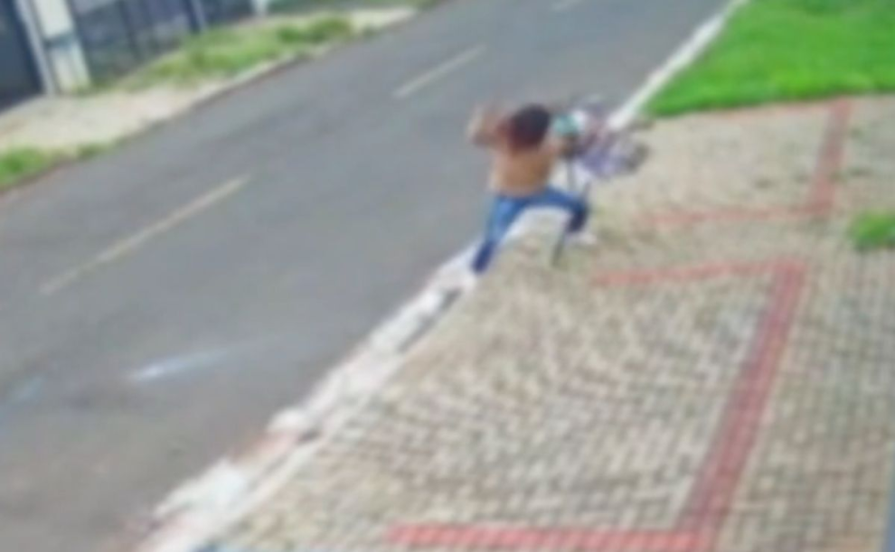 Mulher é gravada esmurrando e destruindo lixeira; veja o vídeo
