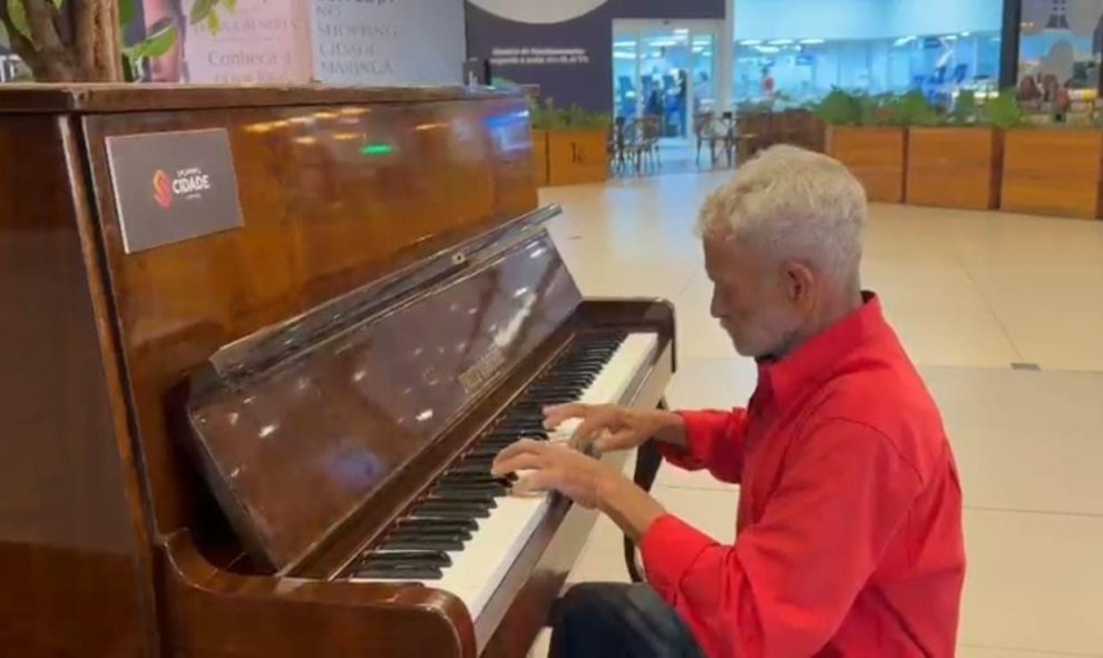 Piano de shopping revela talento de pedreiro de 80 anos em Maringá; VÍDEO