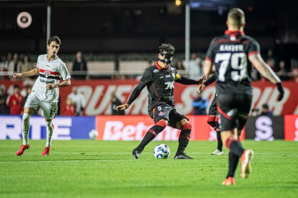 São Paulo vence o Vitória e rodada terá três clássicos