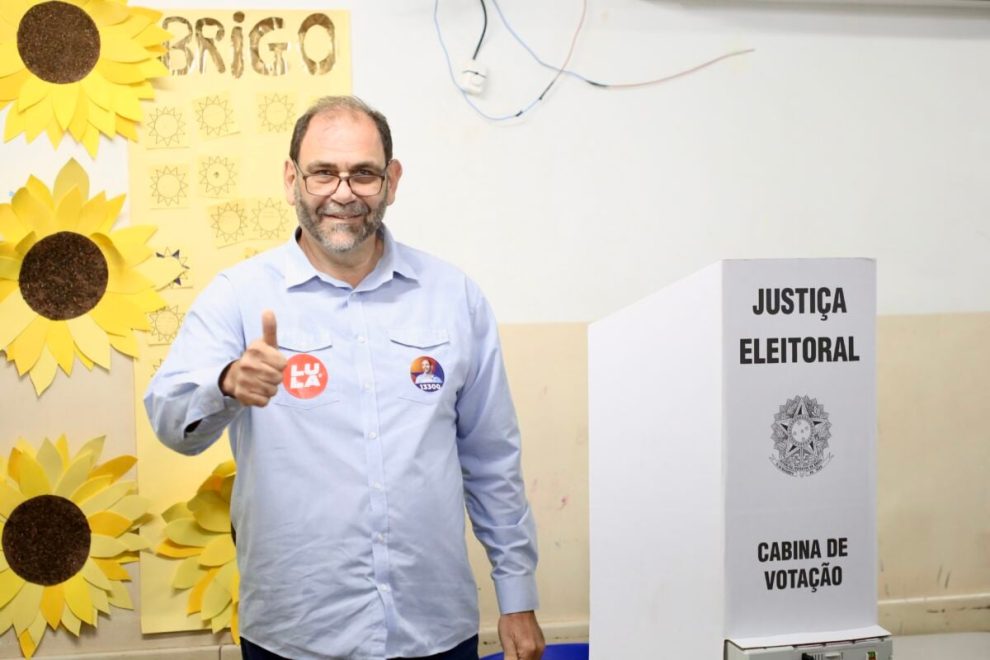 “Trabalhar para que nós não não deixemos governo nenhum privatizar mais o que a gente tem” - candidato a deputado Mário Verri vota em Maringá
