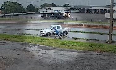 Vídeo mostra ciclista escapando por pouco de caminhonete que capotou no Paraná; veja